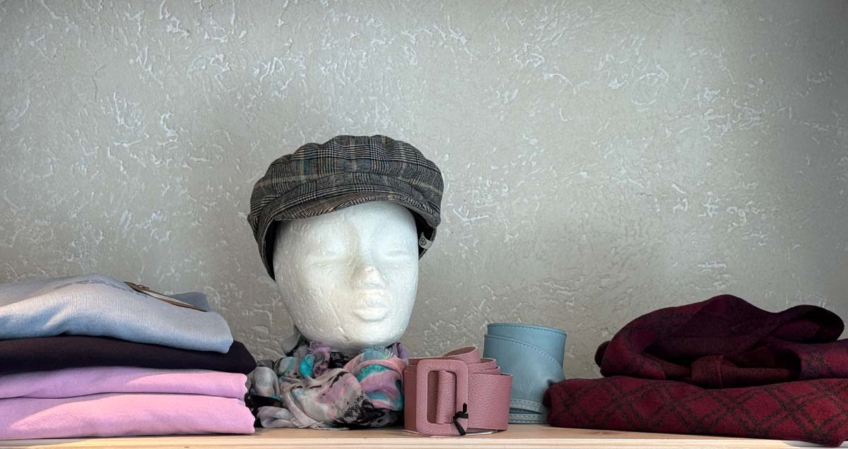 Neue Accessories wie z. B. Basecaps passend zur Damenmode aus der Frühjahrs-/Sommerkollektion 2025