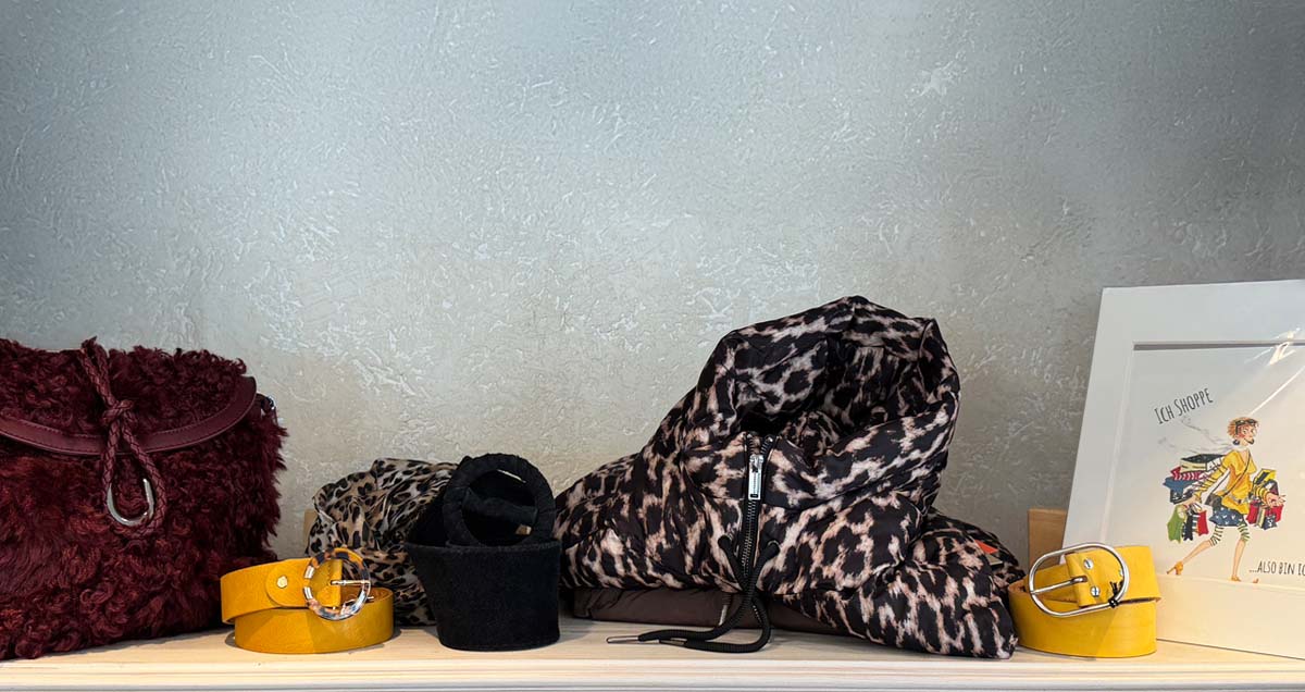 Neue Accessories wie z. B. Hüte passend zur Damenmode aus der Frühjahrs-/Sommerkollektion 2025