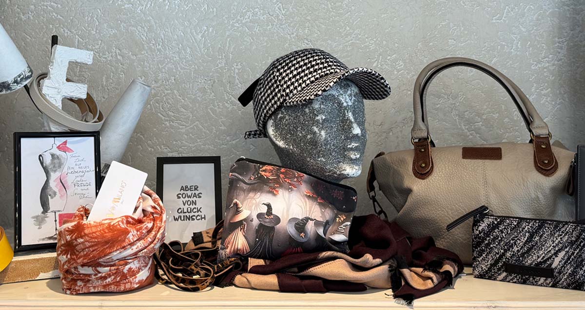 Neue Accessories wie z. B. Tücher passend zur Damenmode aus der Frühjahrs-/Sommerkollektion 2025