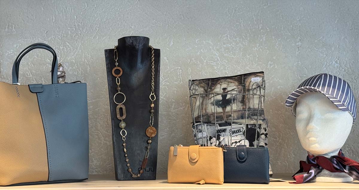 Neue Accessories wie z. B. Gürtel passend zur Damenmode aus der Frühjahrs-/Sommerkollektion 2025