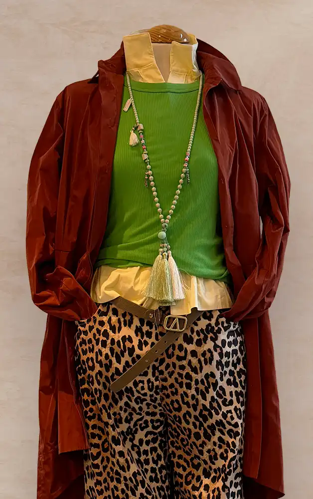 Damenmode - Kombination von Bluse und Hose in Rot mit Tasche aus der aktuellen Frühlings-/Sommerkollektion 2026