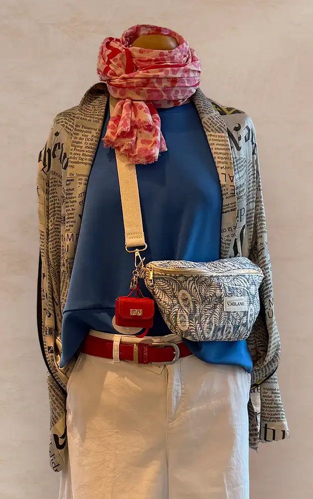 Damenmode - Kombination von T-Shirt und Hose in Orange aus der aktuellen Frühlings-/Sommerkollektion 2026