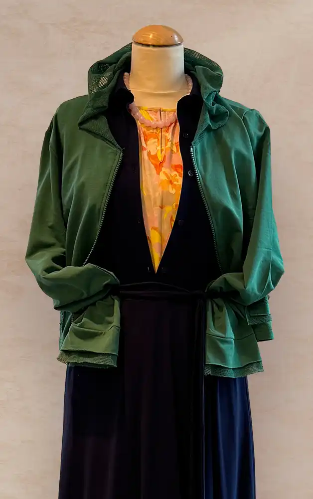 Damenmode - farbenfrohe Kombination von Bluse, Jacke und Hose aus der aktuellen Frühlings-/Sommerkollektion 2026