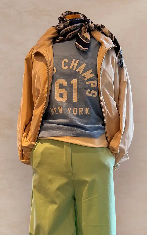 Damenmode - Kombination von Hemd, Jacke und Hose in Creme gemustert aus der aktuellen Frühlings-/Sommerkollektion 2026