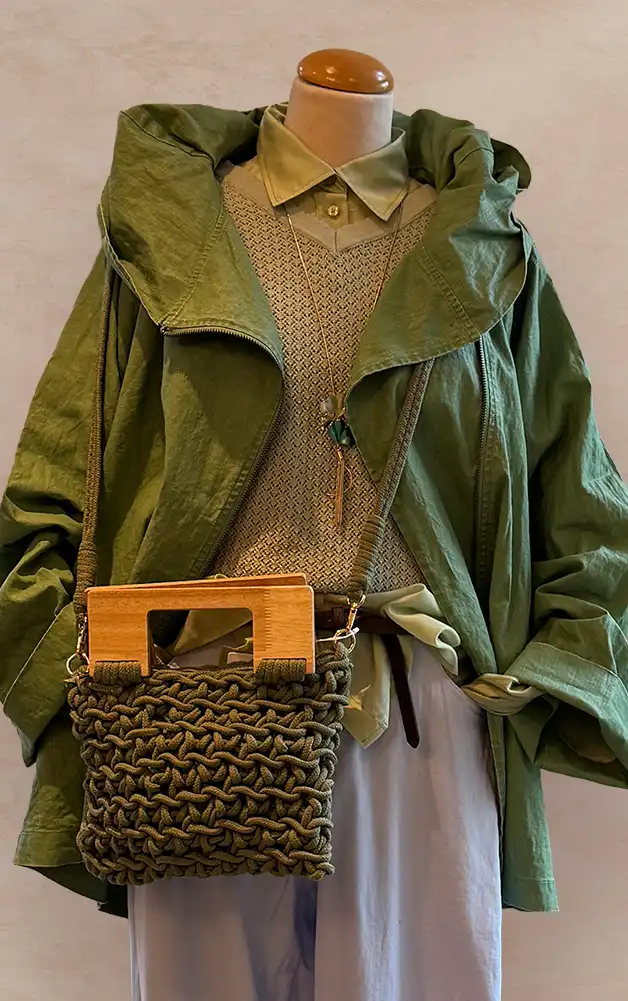 Damenmode - Kombination von Kaputzenpulli und gemusterter Hose aus der aktuellen Frühlings-/Sommerkollektion 2026