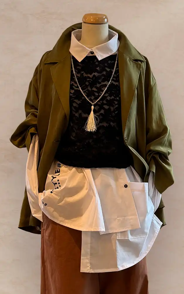 Damenmode - Kombination aus Jacke und gestreifter Hose mit Gürtel aus der aktuellen Frühlings-/Sommerkollektion 2026