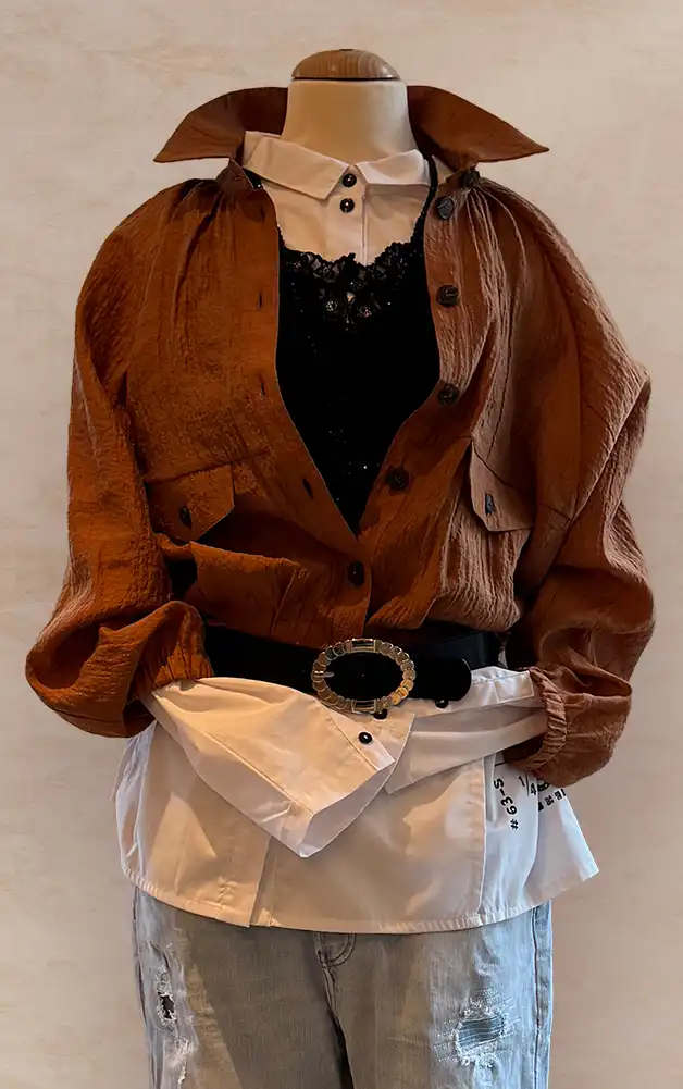 Damenmode - Kombination von Bluse und Hose in Blau aus der aktuellen Frühlings-/Sommerkollektion 2026