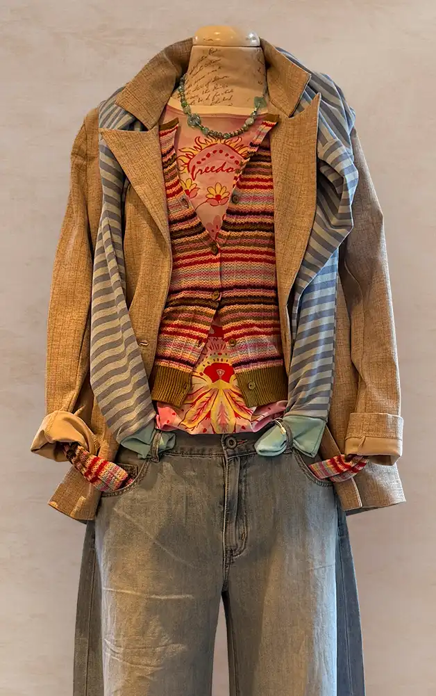 Damenmode - Kombination von Jacke, Bluse und Hose mit Tasche aus der aktuellen Frühlings-/Sommerkollektion 2026