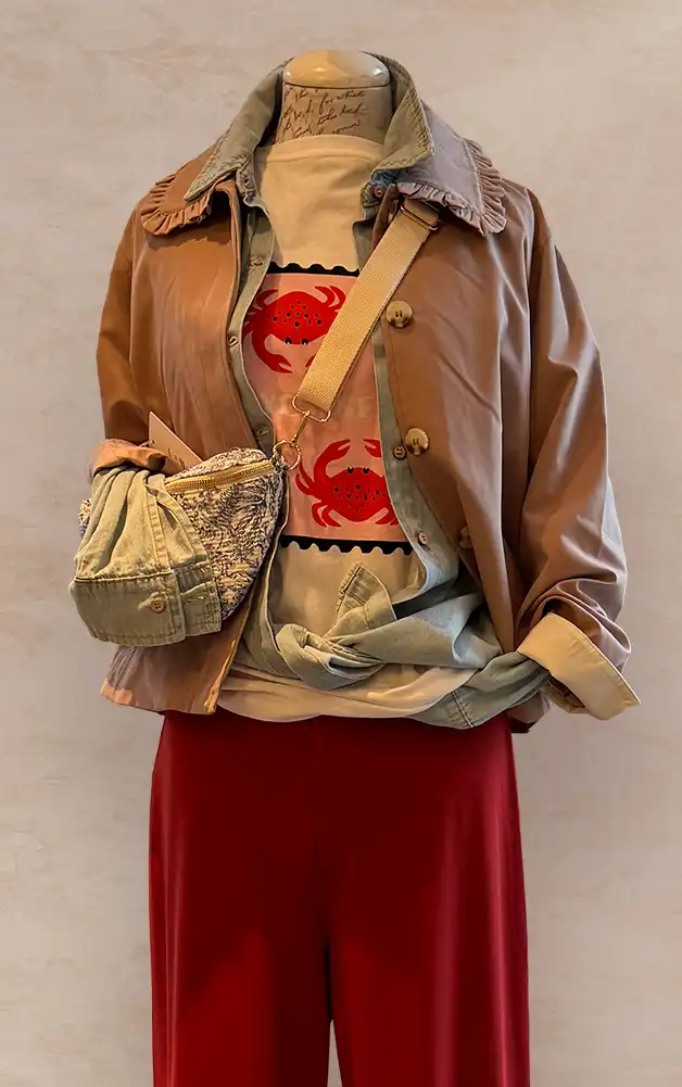 Damenmode - Kombination aus Jacke, Bluse und Hose aus der aktuellen Frühlings-/Sommerkollektion 2026