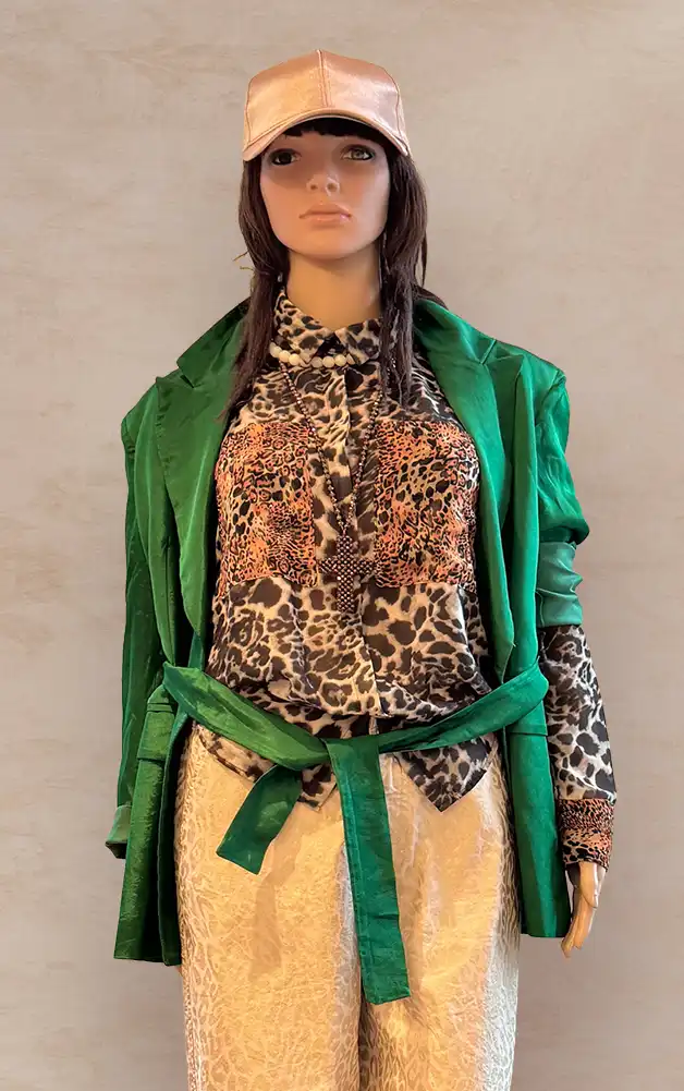 Damenmode - Kombination aus Jacke, T-Shirt und Jeanshose aus der aktuellen Frühlings-/Sommerkollektion 2026