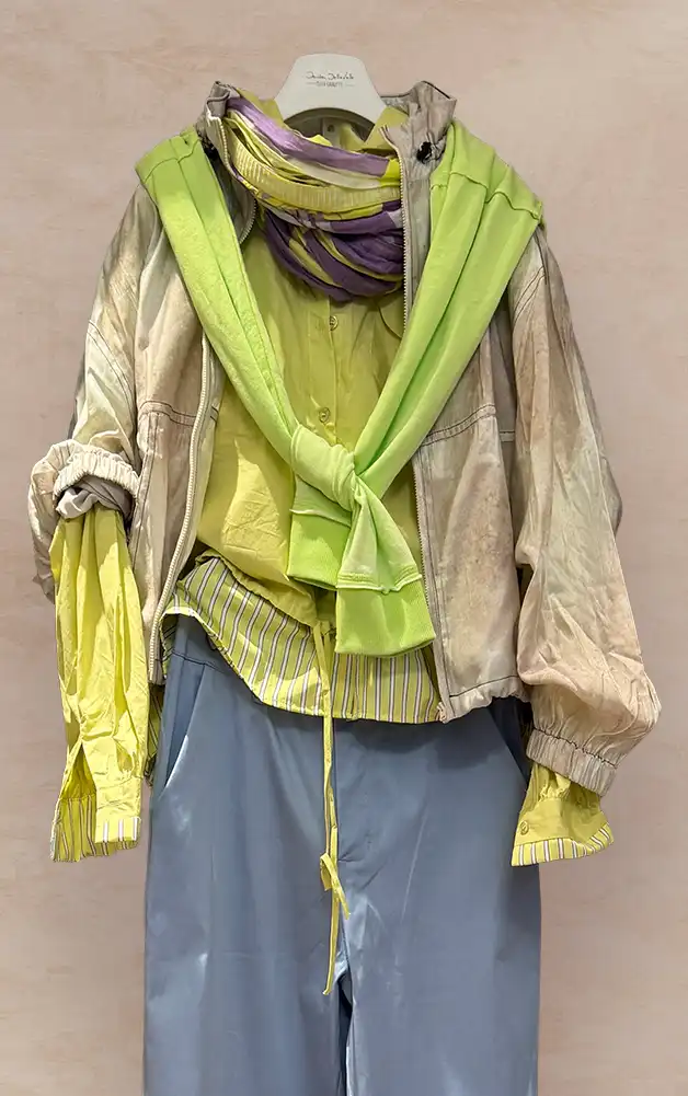 Damenmode - Kombination von Jacke, Bluse und Hose mit Tasche aus der aktuellen Frühlings-/Sommerkollektion 2026