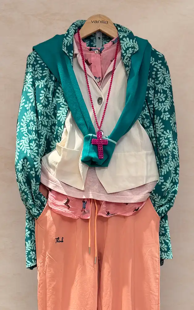 Damenmode - Kombination aus Jacke, Bluse und Hose aus der aktuellen Frühlings-/Sommerkollektion 2026