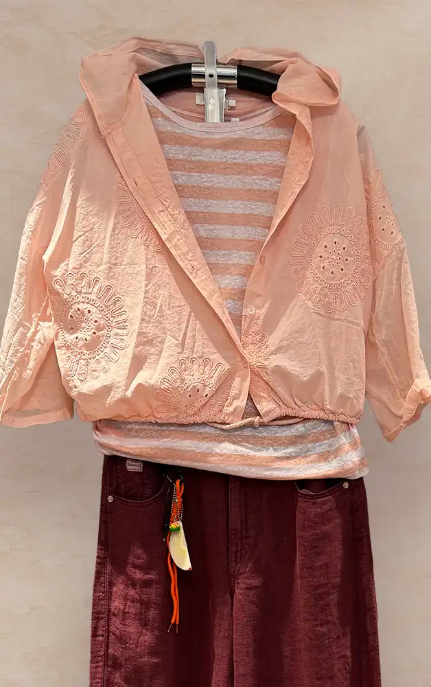 Damenmode - Kombination von Bluse und Hose in Beige mit Tasche aus der aktuellen Frühlings-/Sommerkollektion 2026