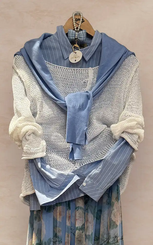 Damenmode - farbige Kombination von Bluse und Rock aus der aktuellen Frühlings-/Sommerkollektion 2026