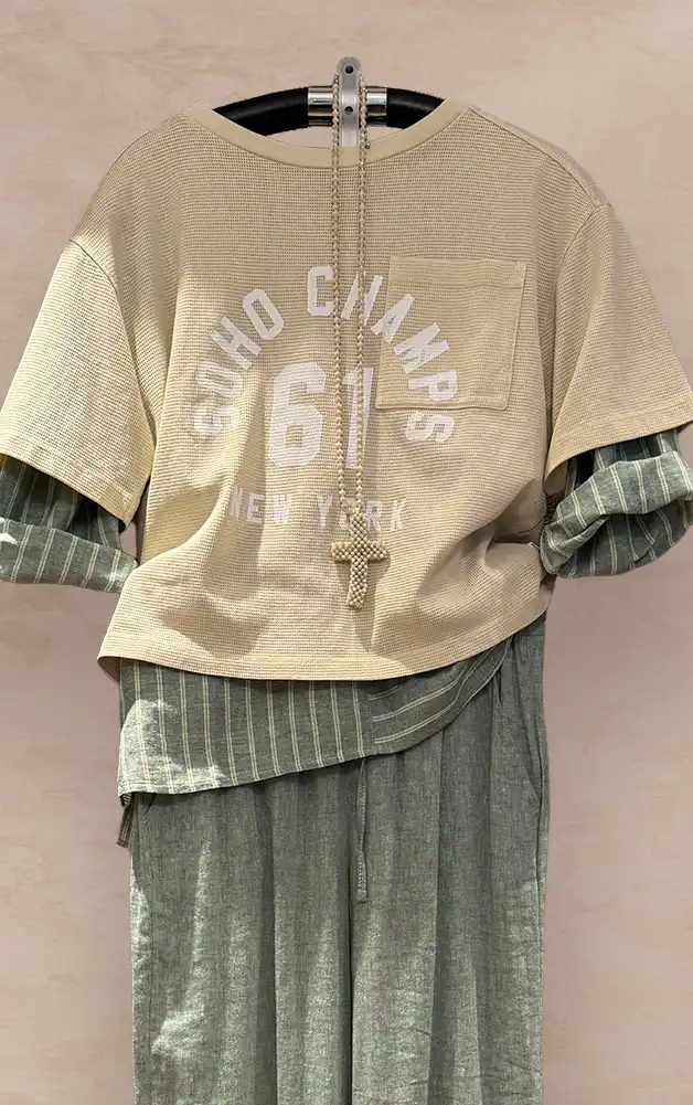 Damenmode - Kombination von Jacke, T-Shirt und Hose mit Basecap aus der aktuellen Frühlings-/Sommerkollektion 2026