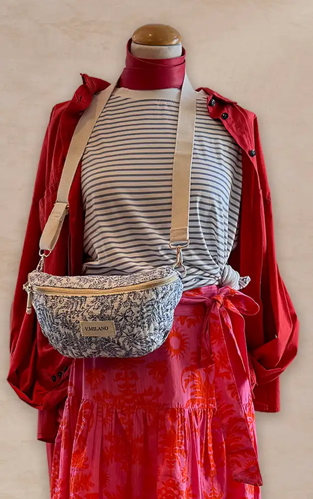 Damenmode - farbenfrohe Kombination von Bluse, Jacke und Hose aus der aktuellen Frühlings-/Sommerkollektion 2026