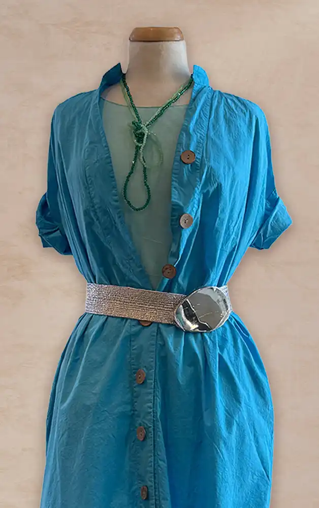 Damenmode - Kombination von Kaputzenpulli und gemusterter Hose aus der aktuellen Frühlings-/Sommerkollektion 2026