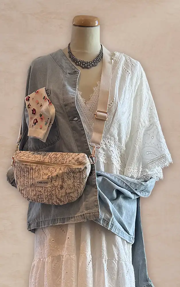 Damenmode - Kombination aus Jacke und gestreifter Hose mit Gürtel aus der aktuellen Frühlings-/Sommerkollektion 2026