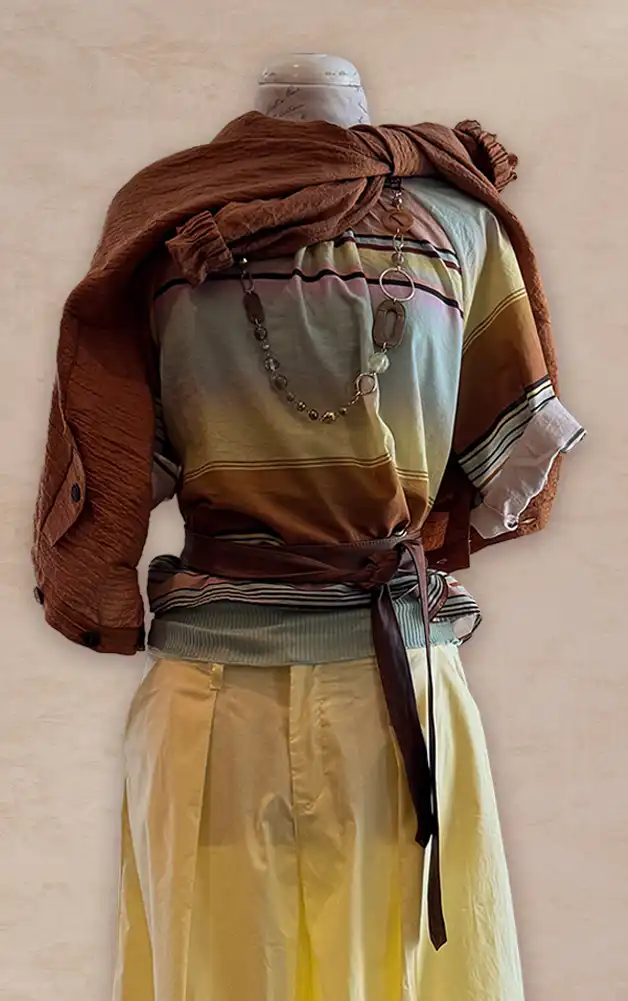 Damenmode - Kombination von Jacke, Bluse und Hose mit Tasche aus der aktuellen Frühlings-/Sommerkollektion 2026