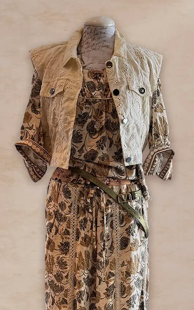 Damenmode - Kombination aus Jacke, Bluse und Hose aus der aktuellen Frühlings-/Sommerkollektion 2026