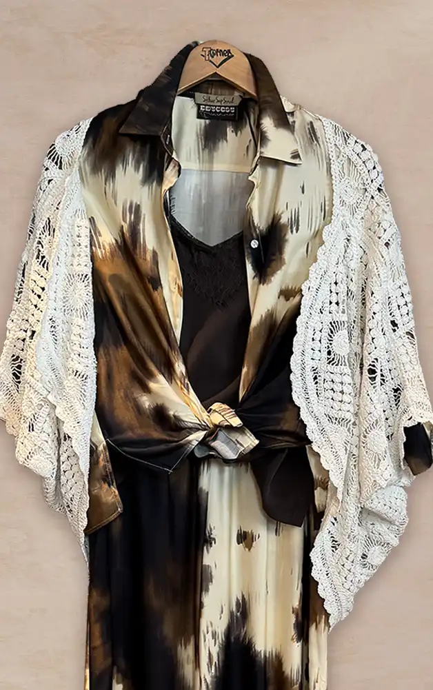 Damenmode - Kombination von Jacke, Bluse und Hose mit Tasche aus der aktuellen Frühlings-/Sommerkollektion 2026