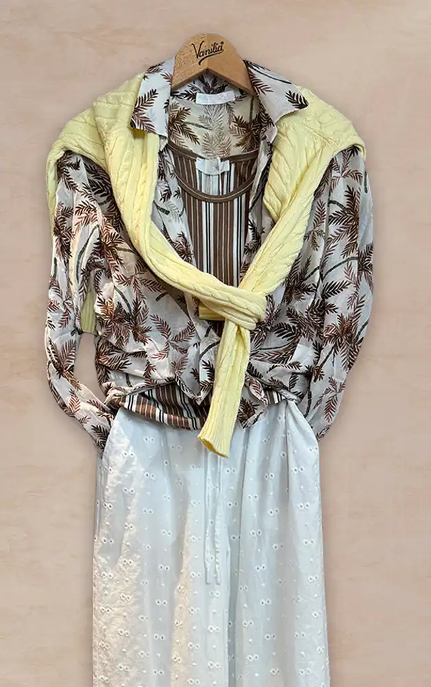 Damenmode - Kombination aus Jacke, Bluse und Hose aus der aktuellen Frühlings-/Sommerkollektion 2026
