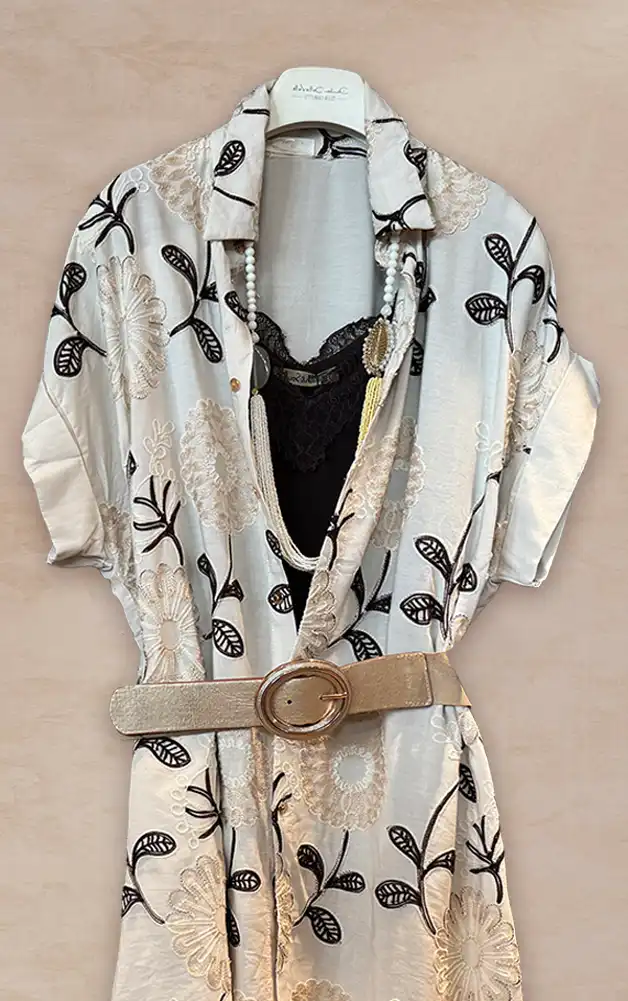 Damenmode - Kombination von Bluse und Hose in Beige mit Tasche aus der aktuellen Frühlings-/Sommerkollektion 2026