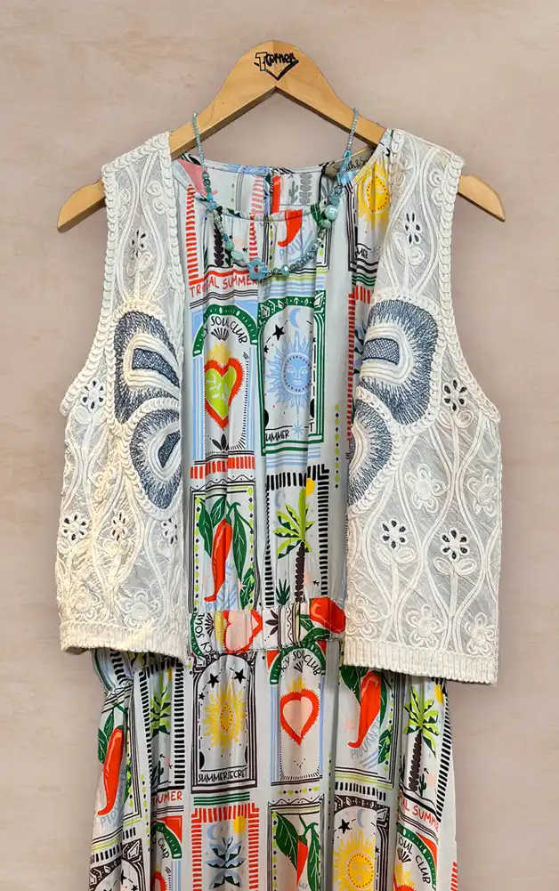 Damenmode - farbige Kombination von Bluse und Rock aus der aktuellen Frühlings-/Sommerkollektion 2026