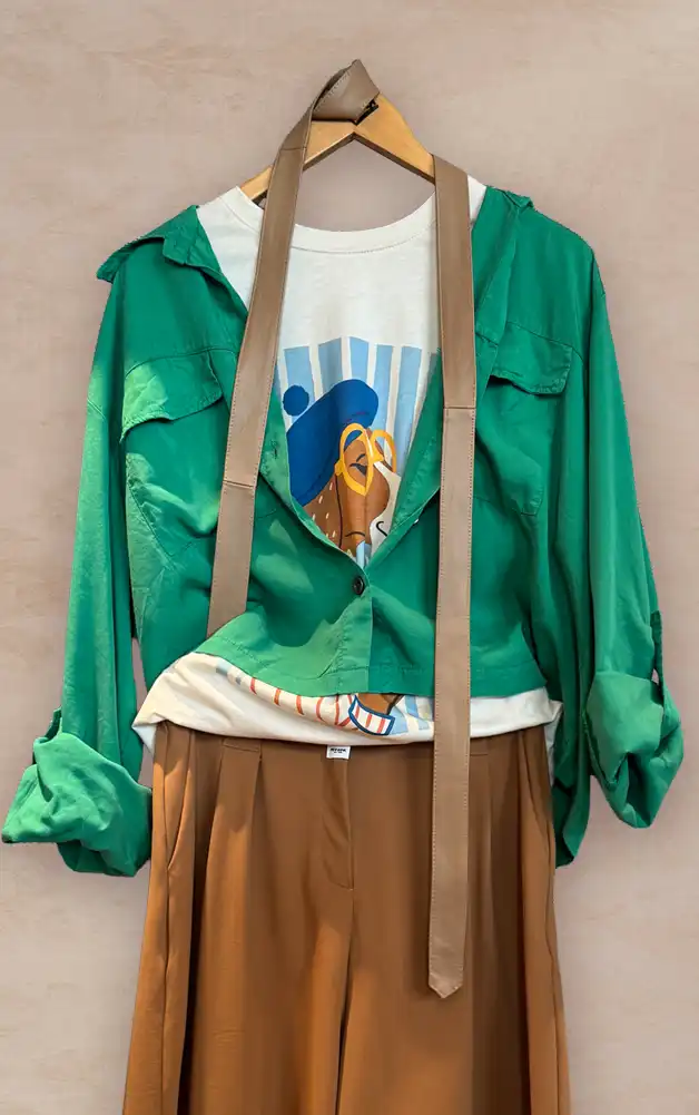 Damenmode - Kombination von Jacke, T-Shirt und Hose mit Basecap aus der aktuellen Frühlings-/Sommerkollektion 2026
