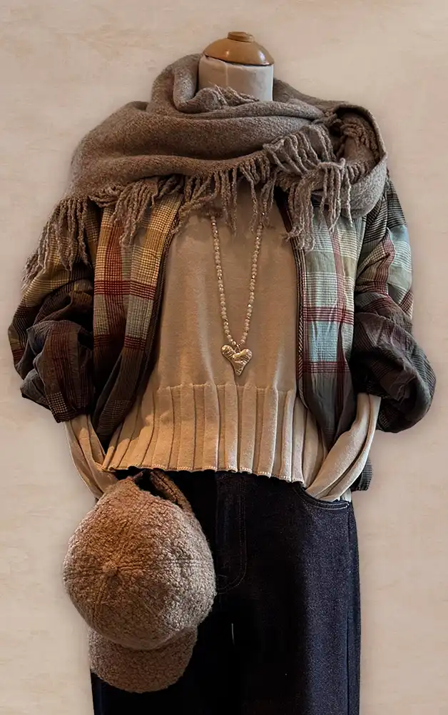 Damenmode - Kombination von Bluse und Hose in Rot mit Tasche aus der aktuellen Herbst-/Winterkollektion 2027