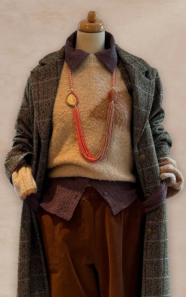 Damenmode - farbenfrohe Kombination von Bluse, Jacke und Hose aus der aktuellen Herbst-/Winterkollektion 2027