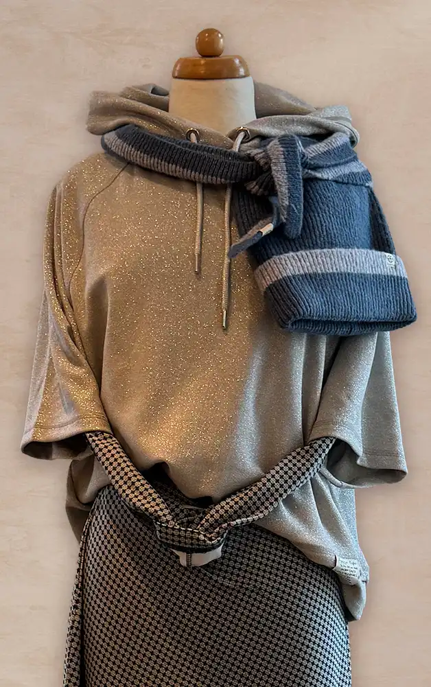 Damenmode - Kombination von Hemd, Jacke und Hose in Creme gemustert aus der aktuellen Herbst-/Winterkollektion 2027