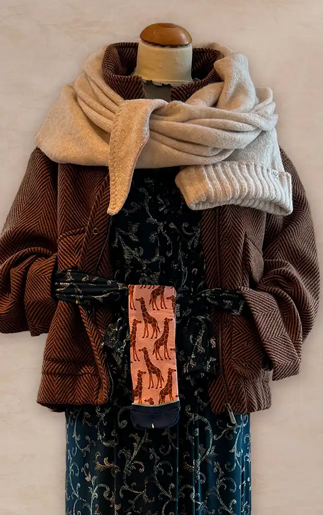 Damenmode - Kombination von Kaputzenpulli und gemusterter Hose aus der aktuellen Herbst-/Winterkollektion 2027