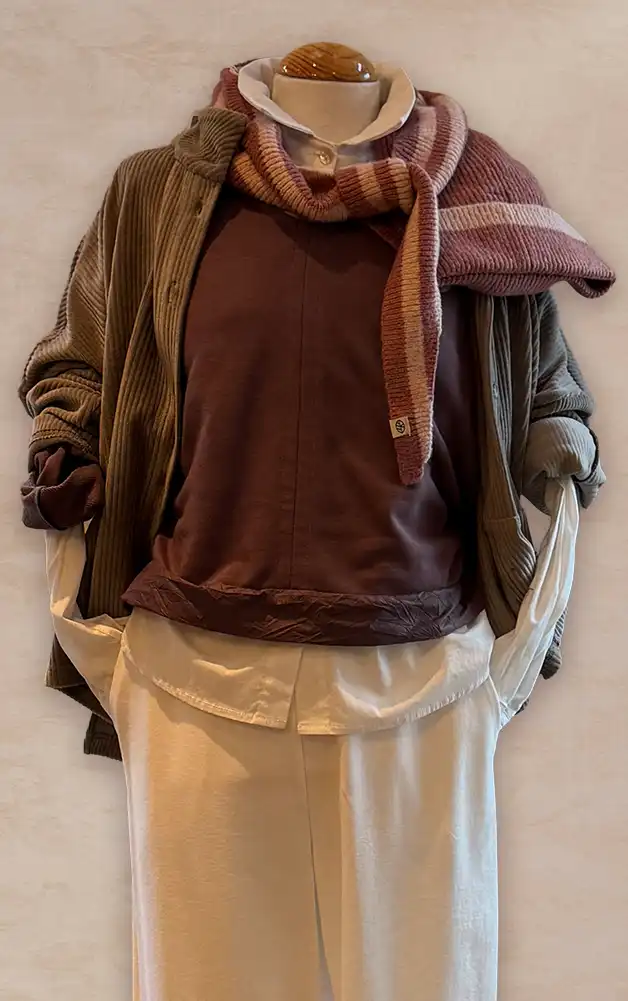 Damenmode - Kombination aus Jacke und gestreifter Hose mit Gürtel aus der aktuellen Herbst-/Winterkollektion 2027