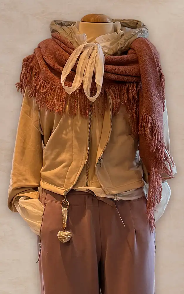 Damenmode - Kombination von Bluse und Hose in Blau aus der aktuellen Herbst-/Winterkollektion 2027