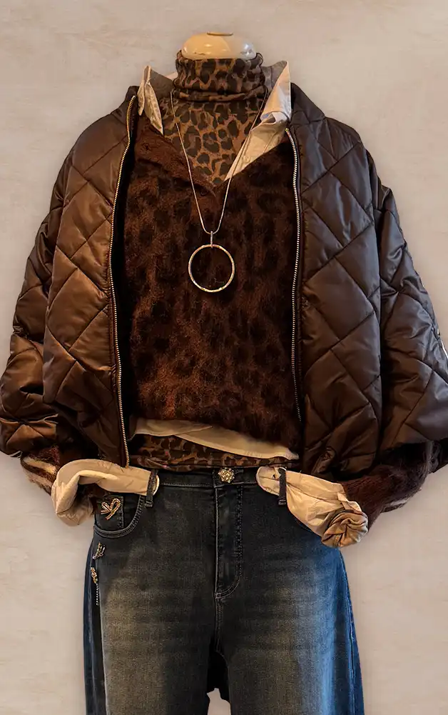 Damenmode - Kombination aus Jacke, Bluse und Hose aus der aktuellen Herbst-/Winterkollektion 2027