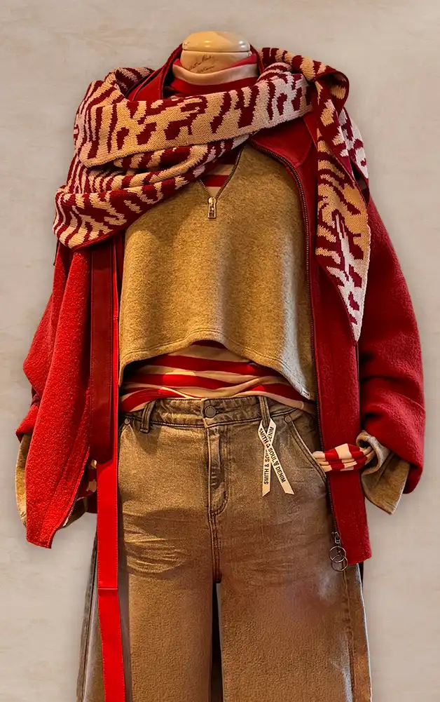 Damenmode - Kombination aus Jacke, T-Shirt und Jeanshose aus der aktuellen Herbst-/Winterkollektion 2027