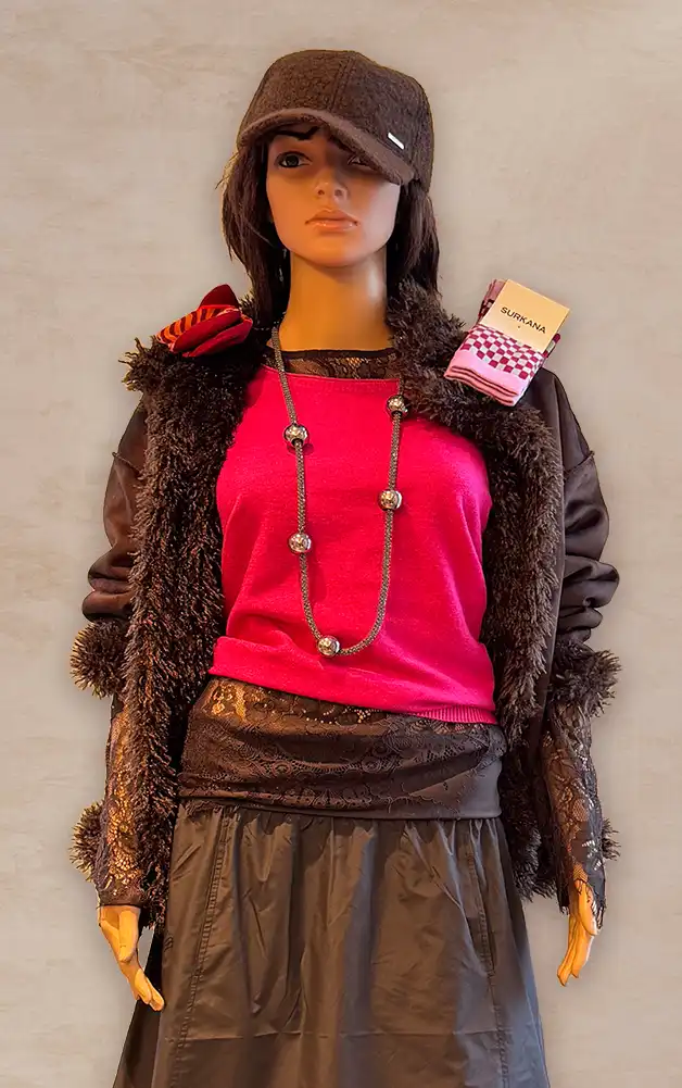 Damenmode - Kombination von Jacke, Bluse und Hose mit Tasche aus der aktuellen Herbst-/Winterkollektion 2027