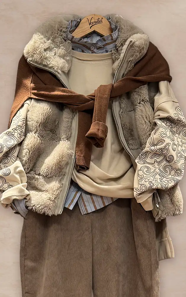 Damenmode - Kombination von Bluse und Hose in Beige mit Tasche aus der aktuellen Herbst-/Winterkollektion 2027