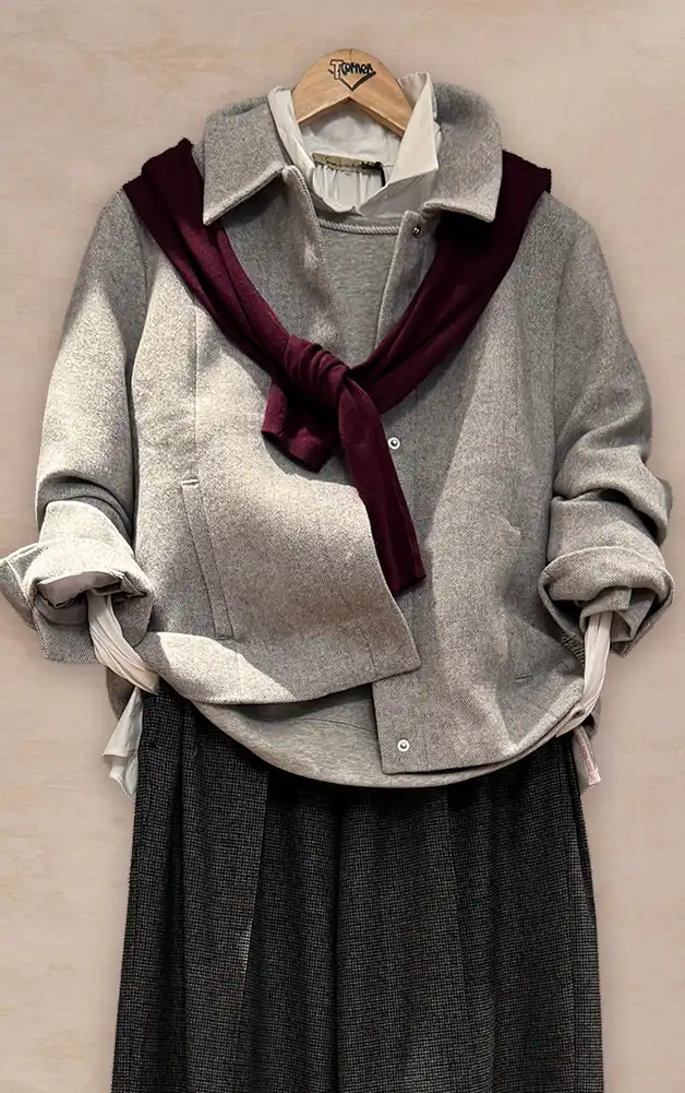 Damenmode - farbige Kombination von Bluse und Rock aus der aktuellen Herbst-/Winterkollektion 2027