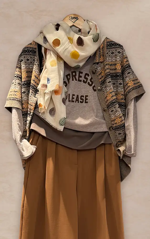Damenmode - Kombination aus Strickjacke und gemustertem Rock in Rosa aus der aktuellen Herbst-/Winterkollektion 2027