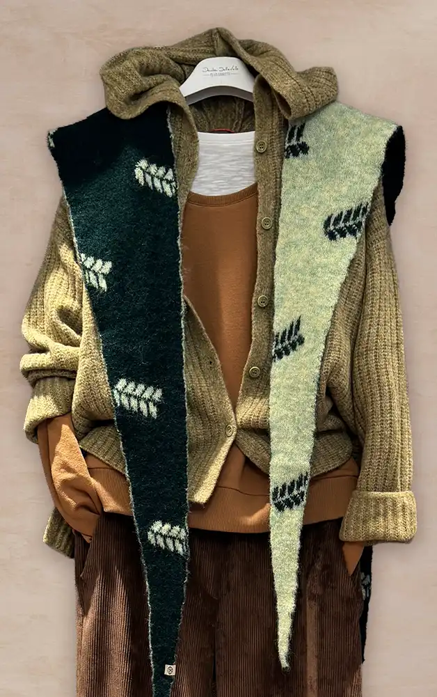 Damenmode - Kombination aus Strickjacke und gemustertem Rock in Rosa aus der aktuellen Herbst-/Winterkollektion 2027