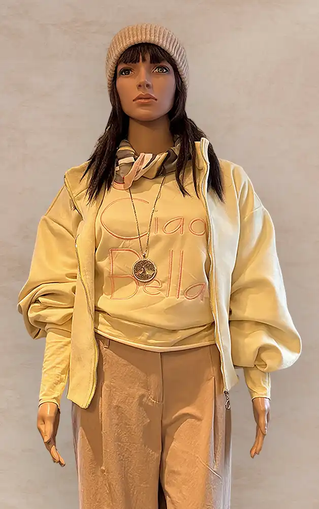 Damenmode - Kombination aus Jacke, T-Shirt und Jeanshose aus der aktuellen Frühlings-/Sommerkollektion 2026