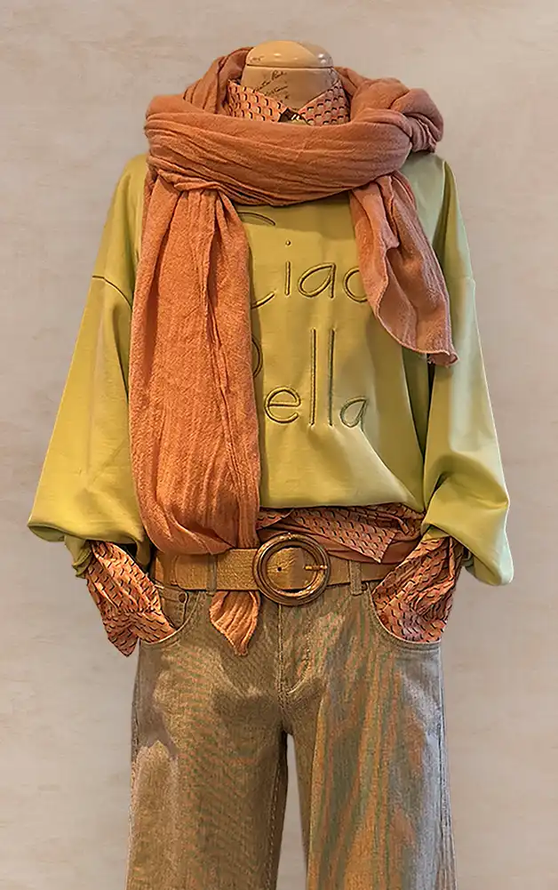 Damenmode - Kombination von Bluse und Hose in Rot mit Tasche aus der aktuellen Frühlings-/Sommerkollektion 2026