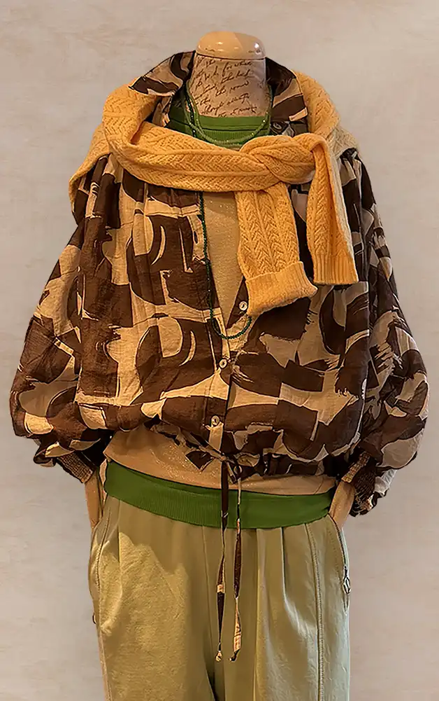 Damenmode - Kombination von T-Shirt und Hose in Orange aus der aktuellen Frühlings-/Sommerkollektion 2026