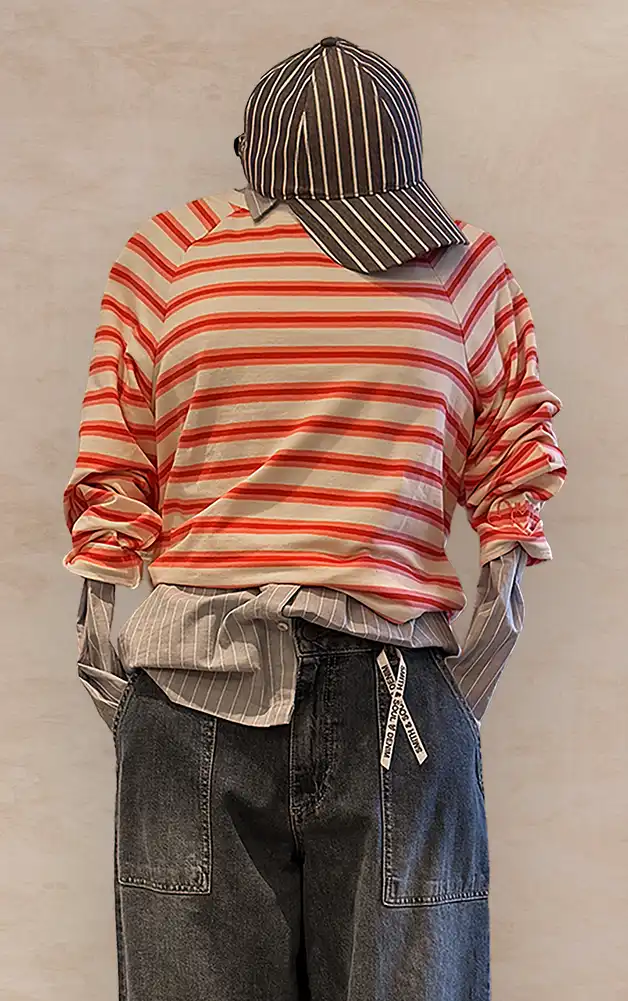 Damenmode - farbenfrohe Kombination von Bluse, Jacke und Hose aus der aktuellen Frühlings-/Sommerkollektion 2026