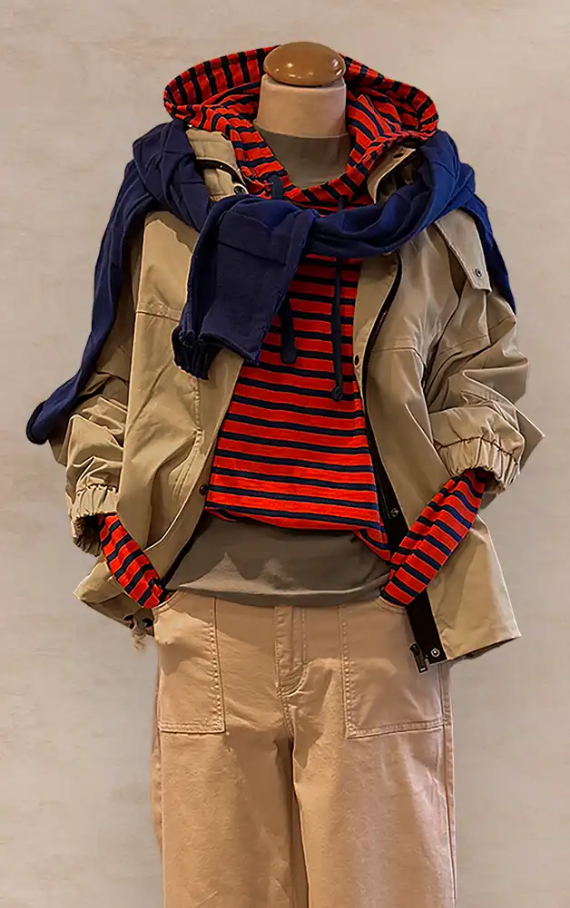 Damenmode - Kombination von Hemd, Jacke und Hose in Creme gemustert aus der aktuellen Frühlings-/Sommerkollektion 2026