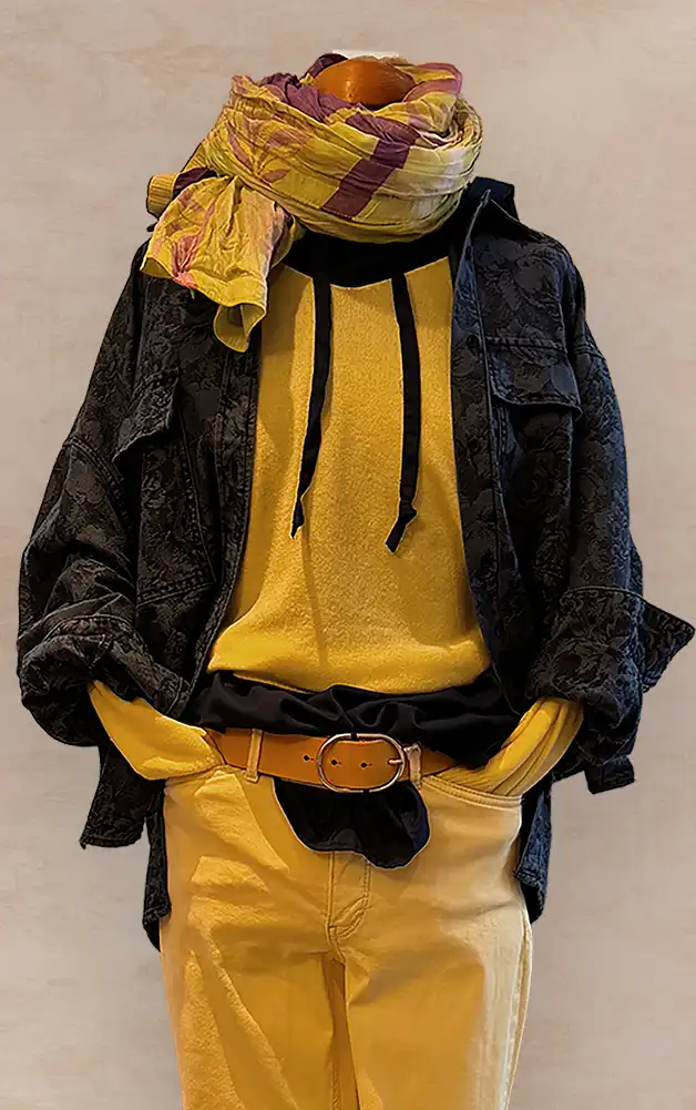 Damenmode - Kombination von Kaputzenpulli und gemusterter Hose aus der aktuellen Frühlings-/Sommerkollektion 2026