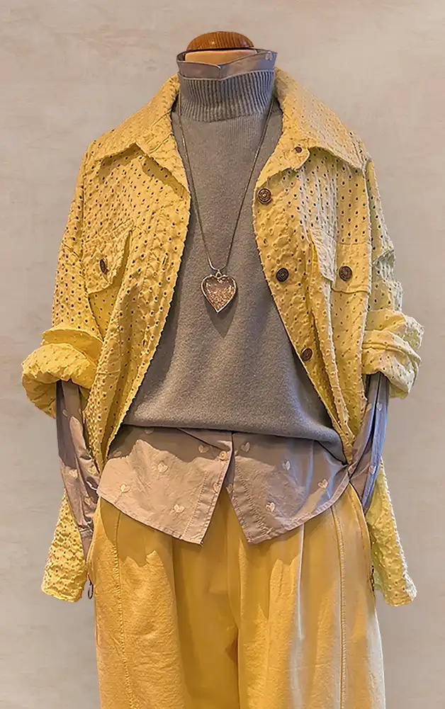 Damenmode - Kombination aus Jacke und gestreifter Hose mit Gürtel aus der aktuellen Frühlings-/Sommerkollektion 2026