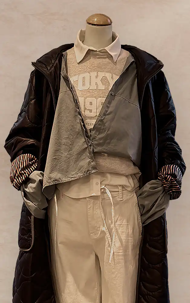 Damenmode - Kombination von Bluse und Hose in Blau aus der aktuellen Frühlings-/Sommerkollektion 2026